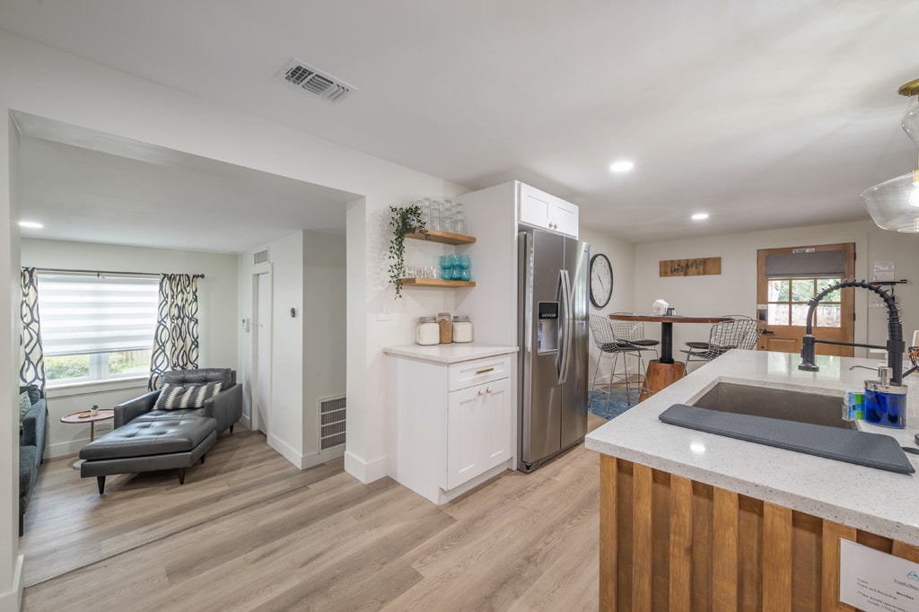 contemporary-oaks-heated-pool-screened-lanai/