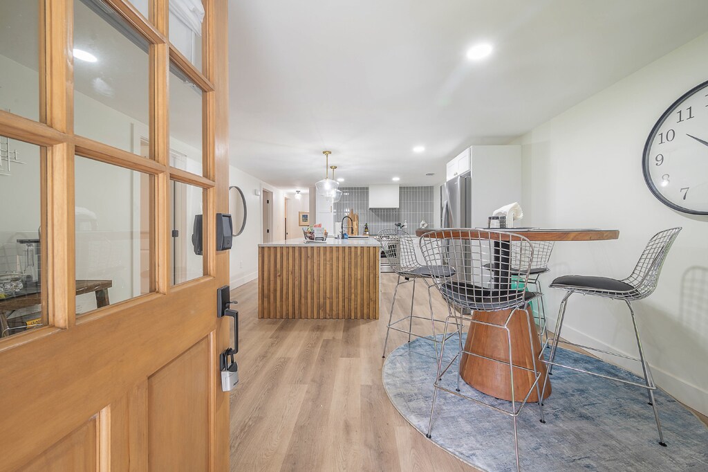 contemporary-oaks-heated-pool-screened-lanai/