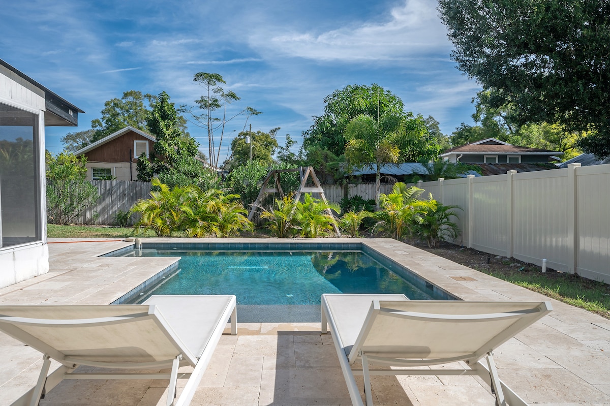 contemporary-oaks-heated-pool-screened-lanai/