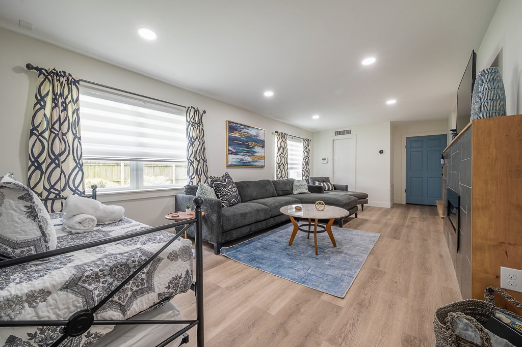 contemporary-oaks-heated-pool-screened-lanai/