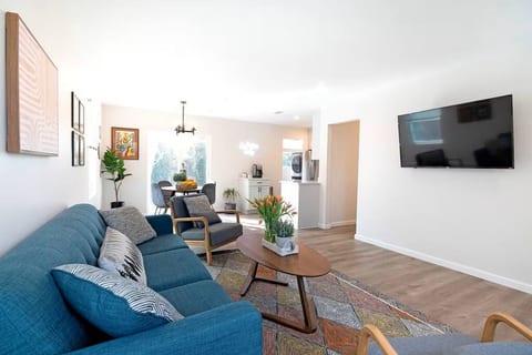 Chic 3BR Getaway + Hot Tub