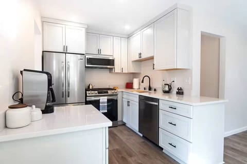 Chic 3BR Getaway + Hot Tub