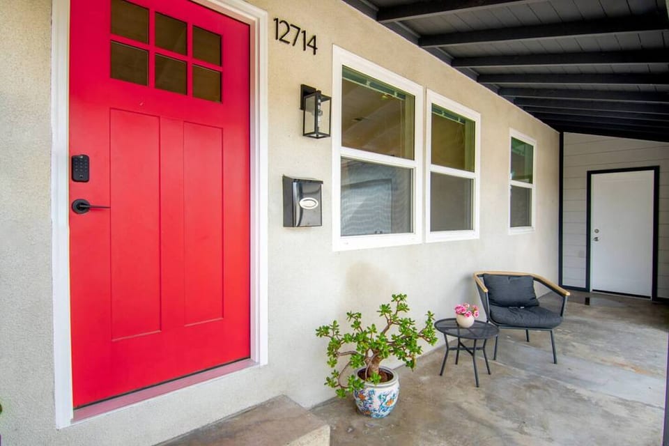 Chic 3BR Getaway + Hot Tub - Los Angeles