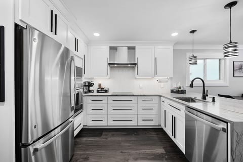 Modern Escape - Luxury Oceanfront Views with Pool, Parking and Amenities