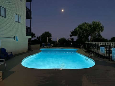 Modern Escape - Luxury Oceanfront Views with Pool, Parking and Amenities