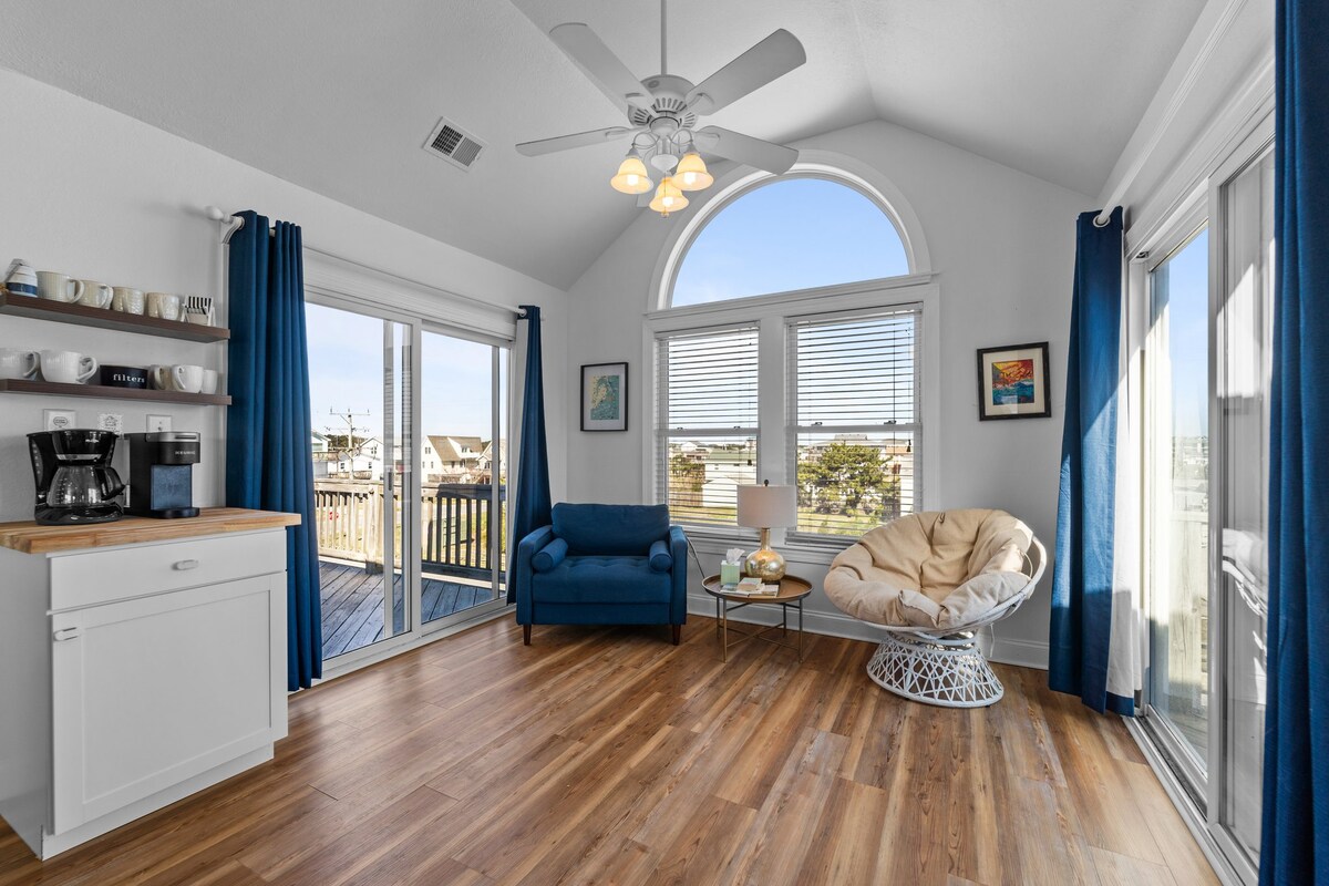 Sleeps 12 Pool, Hot Tub-Just across from the beach
