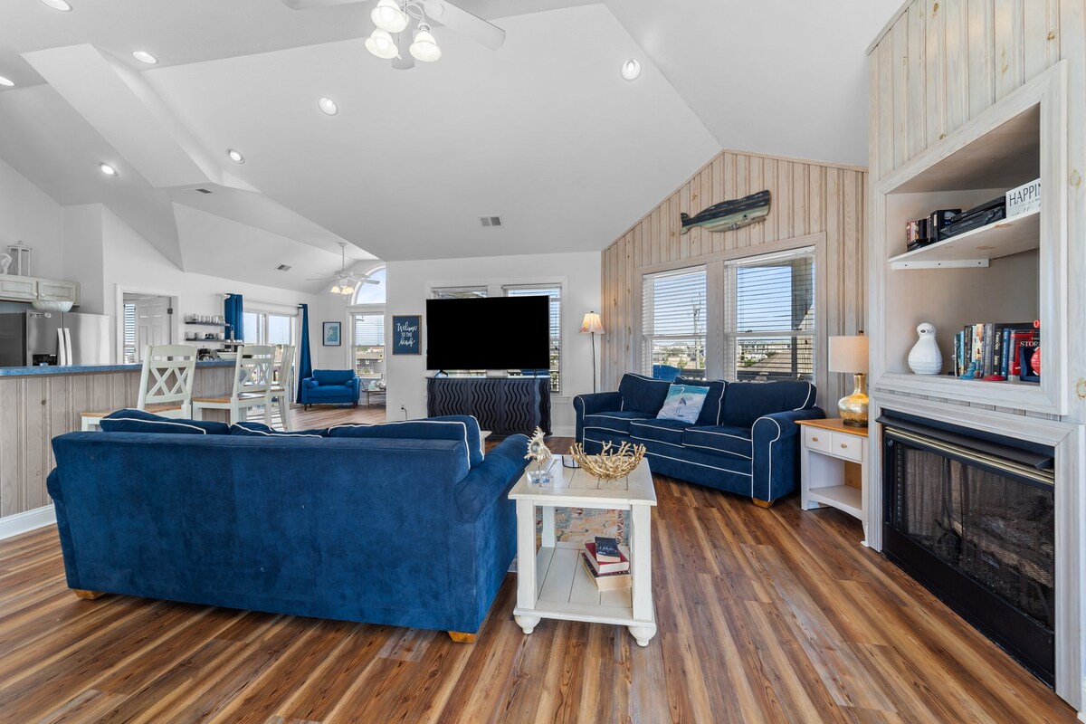 Sleeps 12 Pool, Hot Tub-Just across from the beach