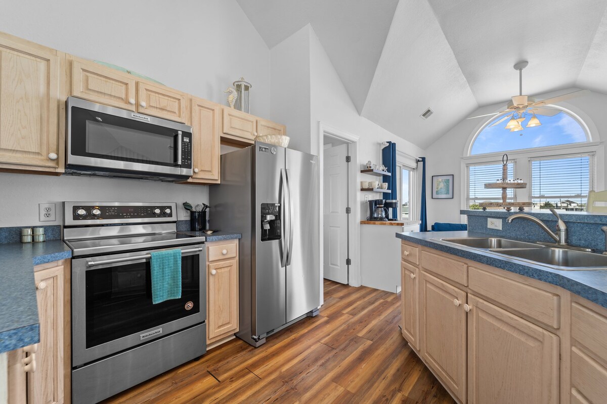 Sleeps 12 Pool, Hot Tub-Just across from the beach