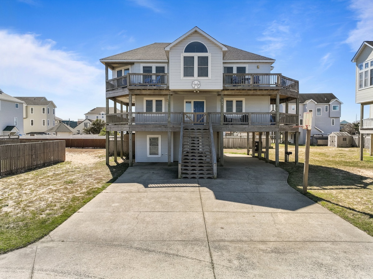 Sleeps 12 Pool, Hot Tub-Just across from the beach