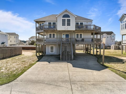 Sleeps 12 Pool, Hot Tub-Just across from the beach