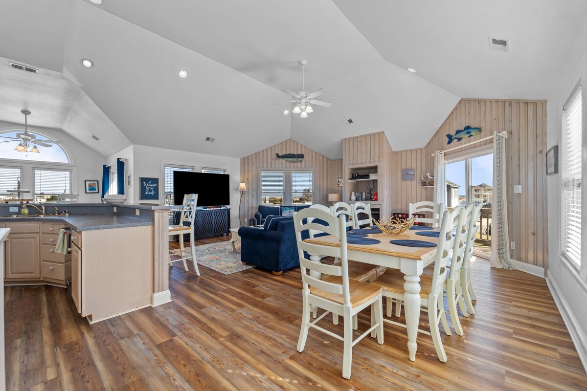 Sleeps 12 Pool, Hot Tub-Just across from the beach