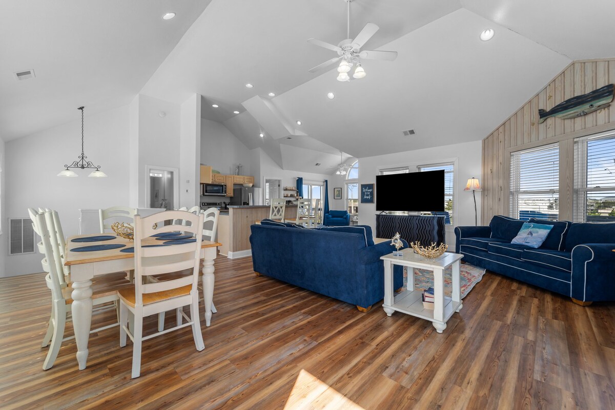 Sleeps 12 Pool, Hot Tub-Just across from the beach