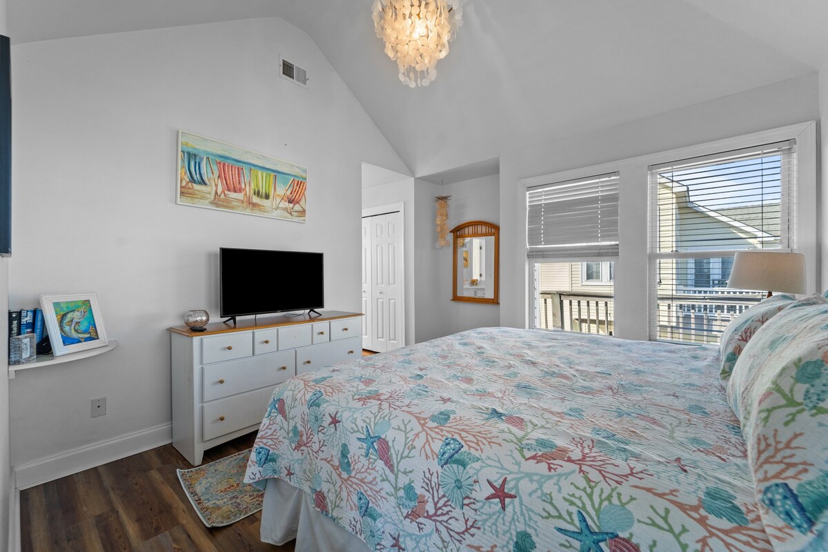 Sleeps 12 Pool, Hot Tub-Just across from the beach