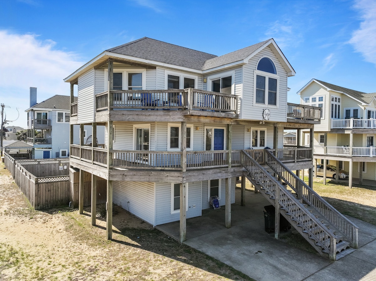 Sleeps 12 Pool, Hot Tub-Just across from the beach