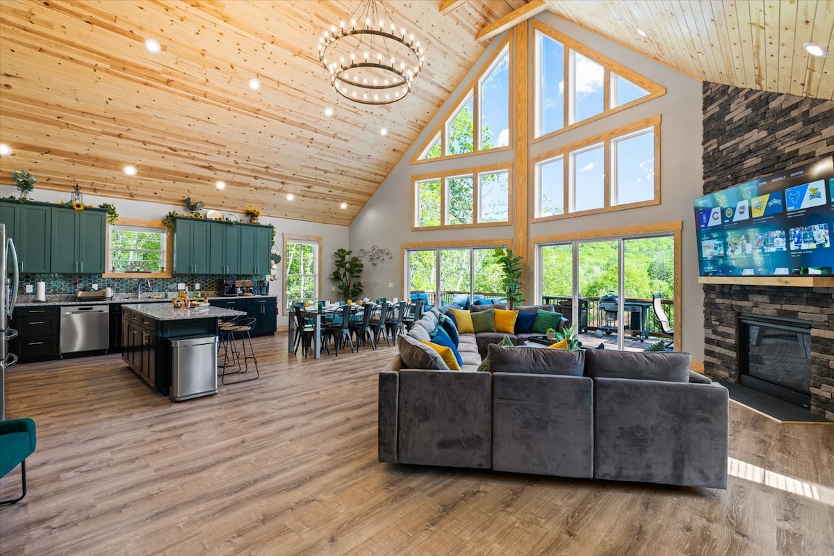 Gr8 Epic Escape | Sleeps 32