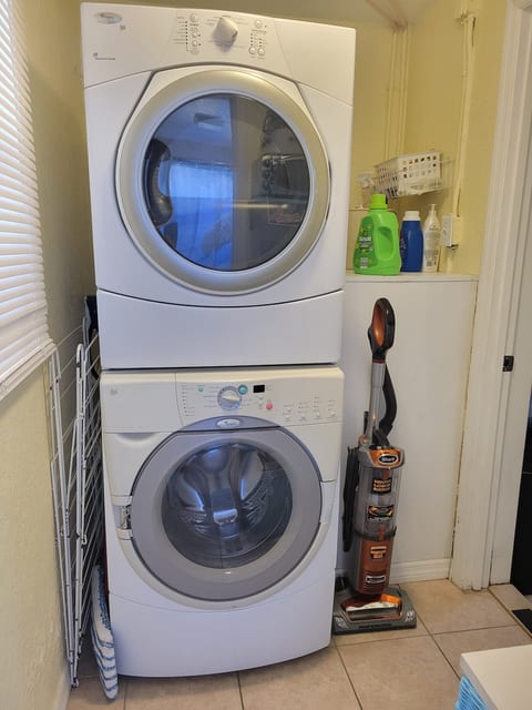 Private Guest suite/Patio/Laundry/Parking/Beach