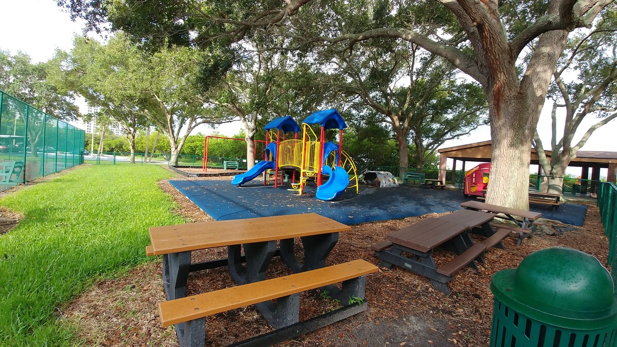 Private Guest suite/Patio/Laundry/Parking/Beach - Saint Petersburg