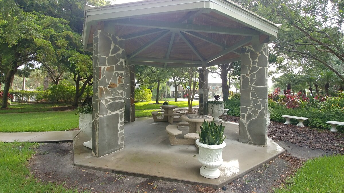 Private Guest suite/Patio/Laundry/Parking/Beach - Saint Petersburg