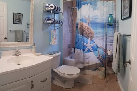 Private Guest suite/Patio/Laundry/Parking/Beach
