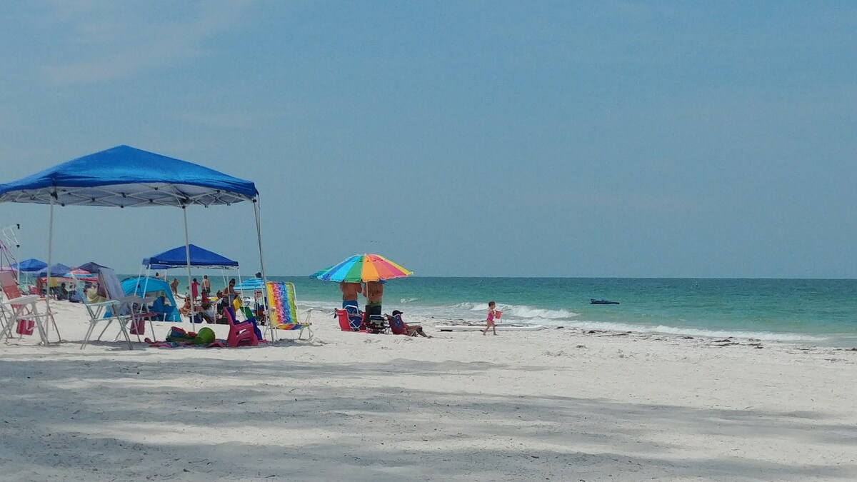 Private Guest suite/Patio/Laundry/Parking/Beach - Saint Petersburg