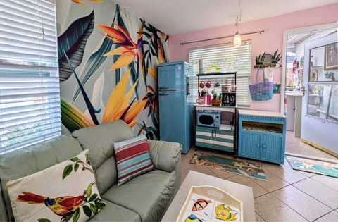 Private Guest suite/Patio/Laundry/Parking/Beach