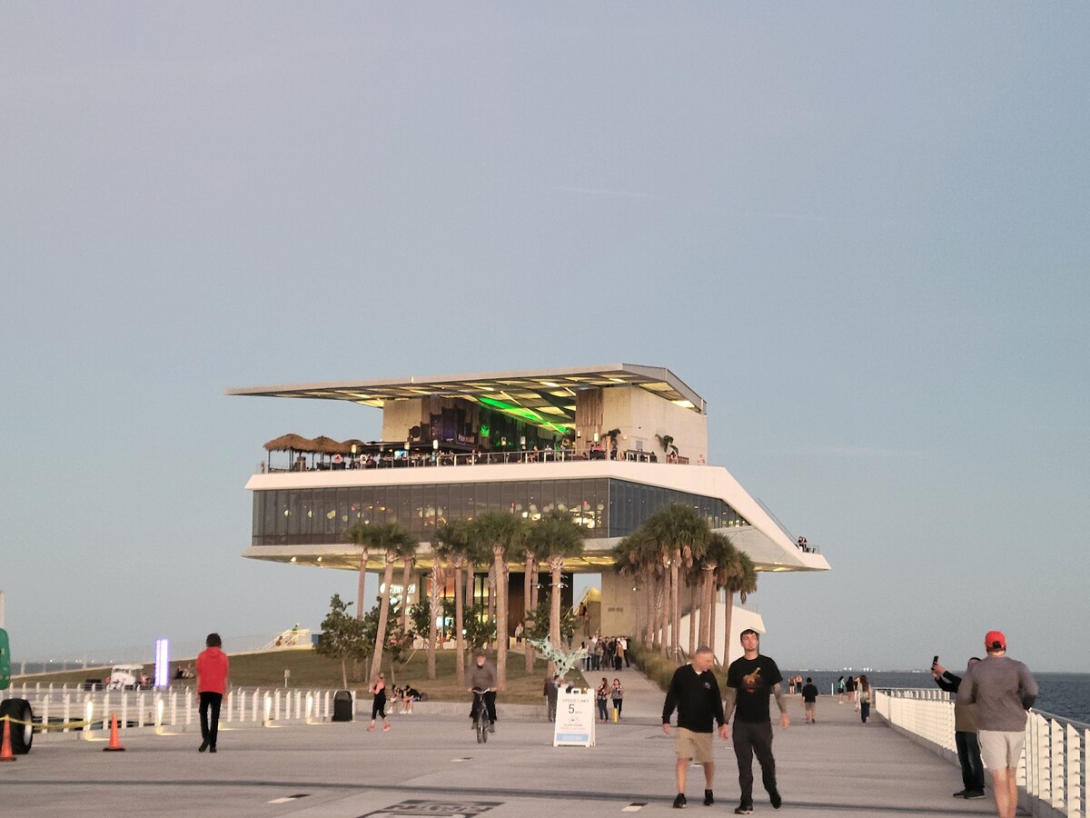 Private Guest suite/Patio/Laundry/Parking/Beach - Saint Petersburg