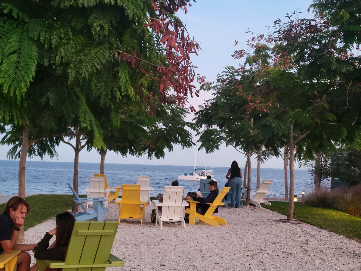 Private Guest suite/Patio/Laundry/Parking/Beach - Saint Petersburg