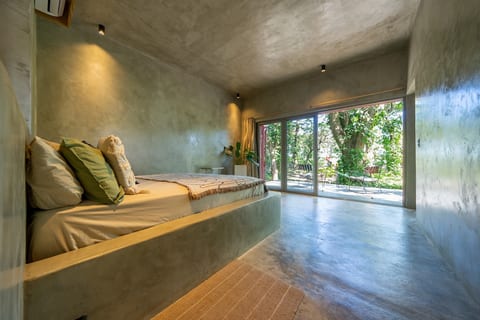 Stylish Jungle Cabin – River, Hammocks, Wi-Fi