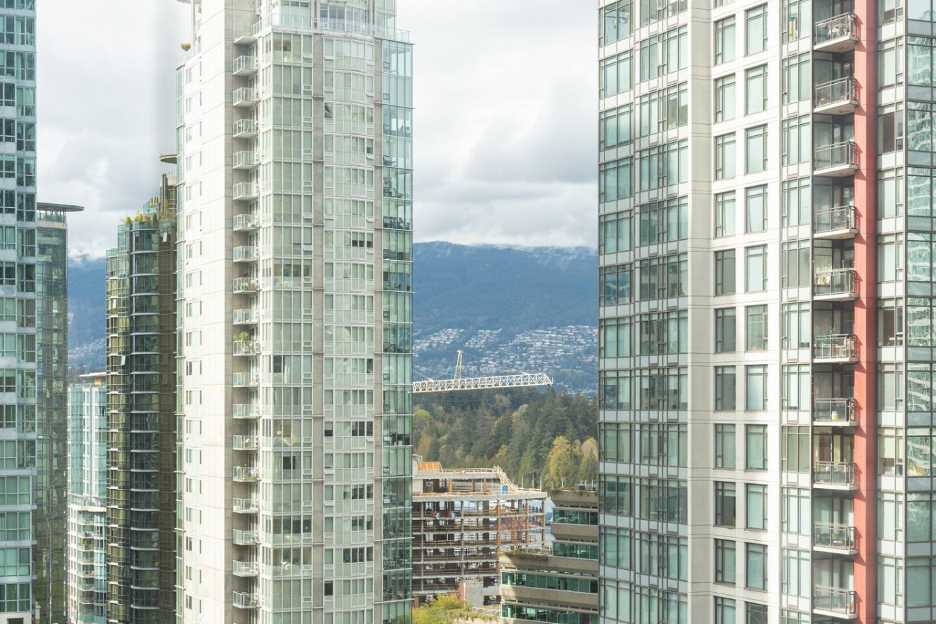 stylish-in-coal-harbour-or-secure-parking-wac/
