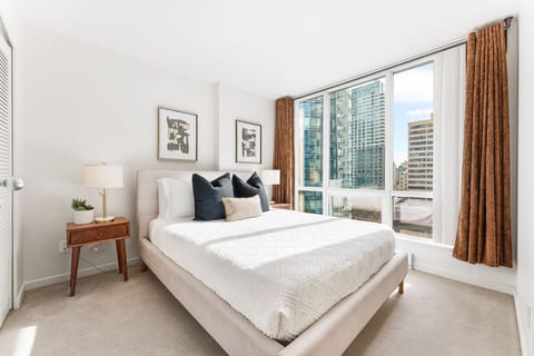 Stylish in Coal Harbour | Secure Parking w/AC