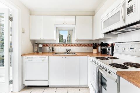 Stylish in Coal Harbour | Secure Parking w/AC