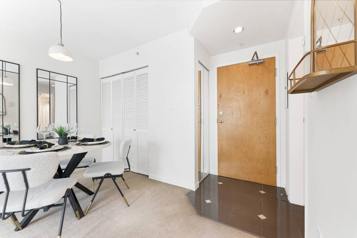 stylish-in-coal-harbour-or-secure-parking-wac/