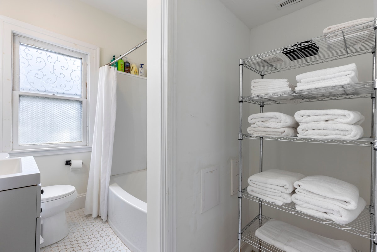 2 King Beds*2nd Floor*Porch*10min to Cle Clinic