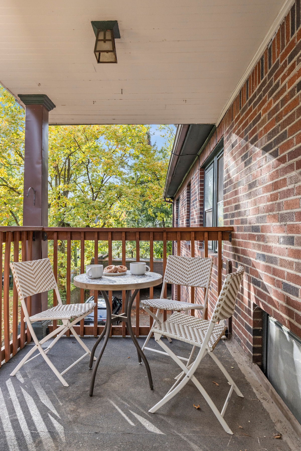 2 King Beds*2nd Floor*Porch*10min to Cle Clinic