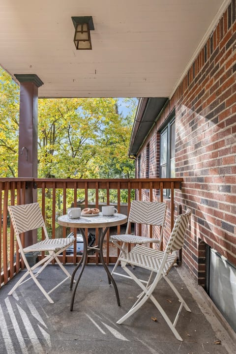 2 King Beds*2nd Floor*Porch*10min to Cle Clinic