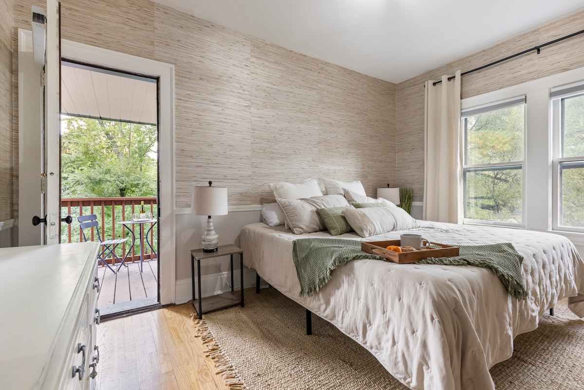 2 King Beds*2nd Floor*Porch*10min to Cle Clinic