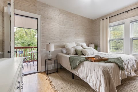2 King Beds*2nd Floor*Porch*10min to Cle Clinic