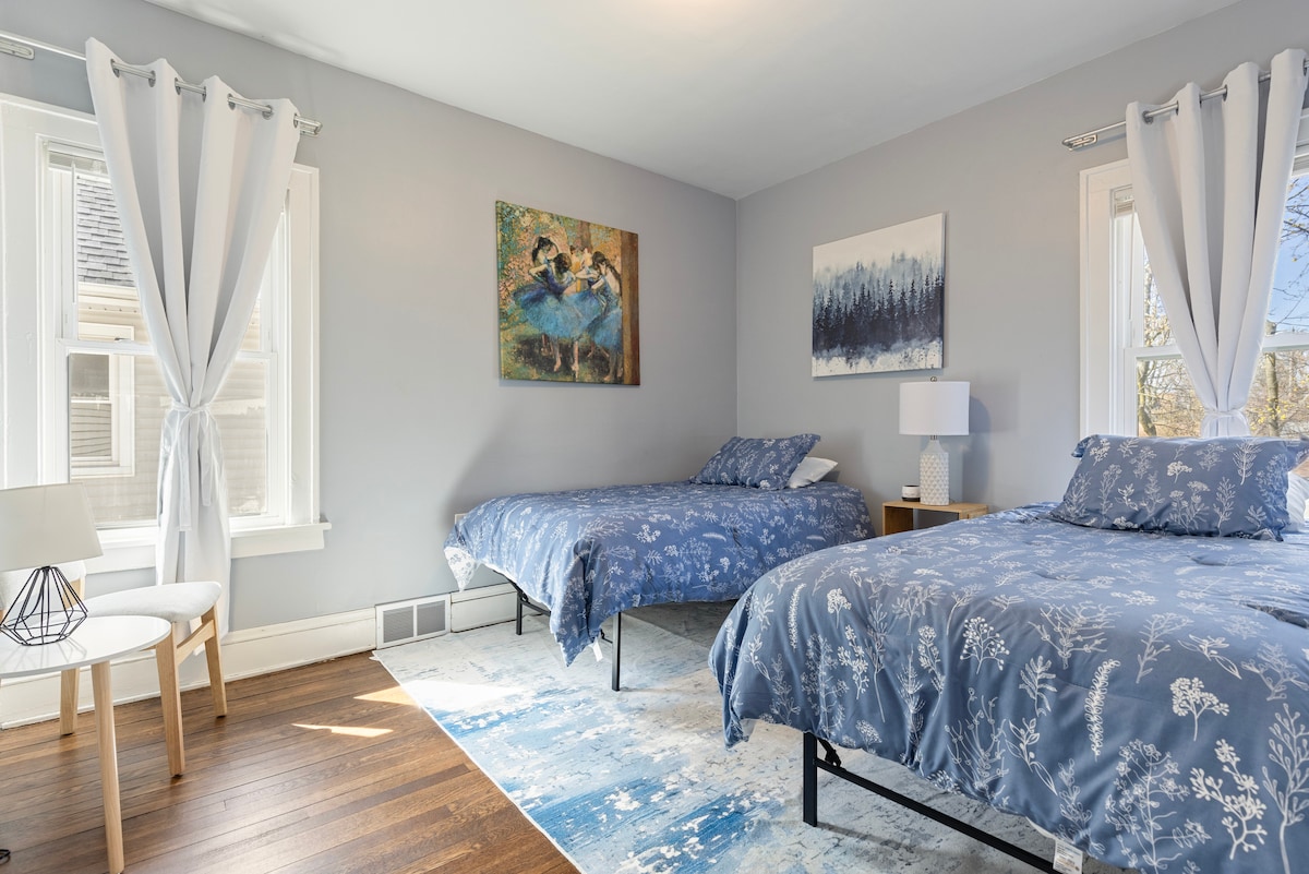 2nd Floor Suite. KingBed. FreeLaundry. AwesomeDeal