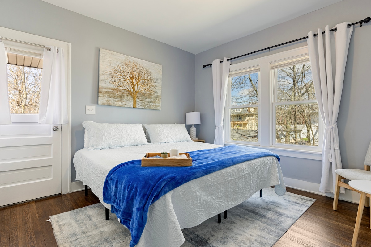 2nd Floor Suite. KingBed. FreeLaundry. AwesomeDeal