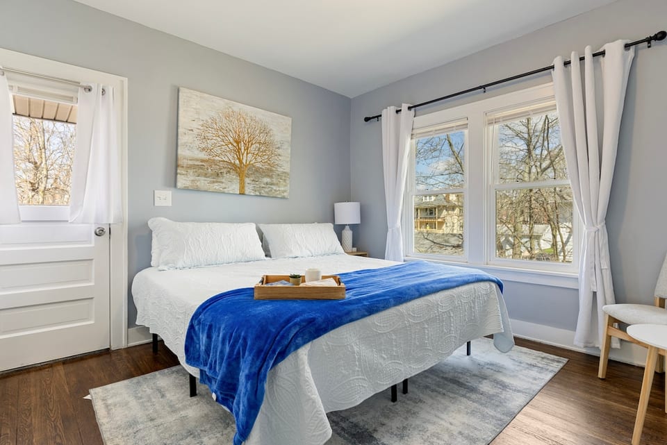 2nd Floor Suite. KingBed. FreeLaundry. AwesomeDeal - Cleveland Heights