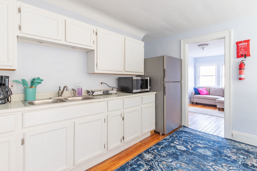 Charming Classy King Bed Suite 10min to CLE Clinic
