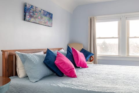 Charming Classy King Bed Suite 10min to CLE Clinic