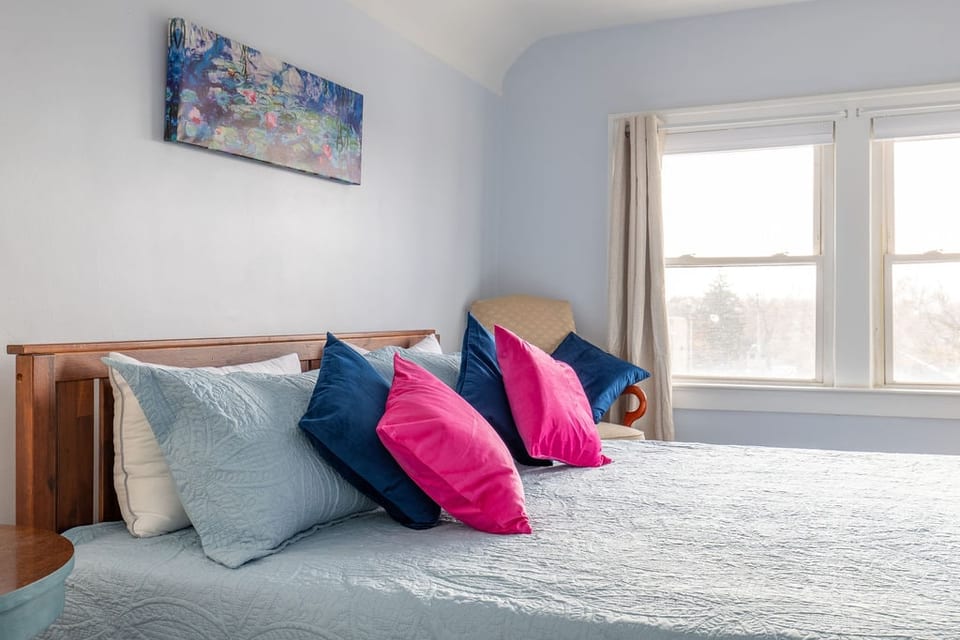 Charming Classy King Bed Suite 10min to CLE Clinic - Cleveland Heights