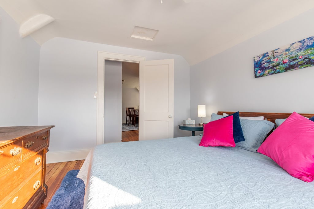 Charming Classy King Bed Suite 10min to CLE Clinic