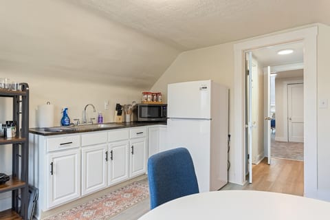 Cozy 3rdFloor. King Bed. FreeLaundry. Awesome Deal