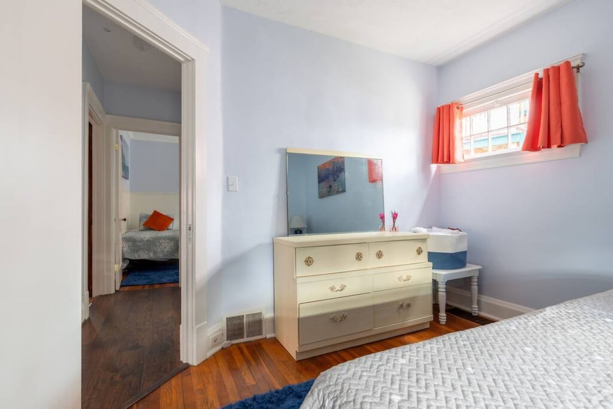 HotTub*No Cleaning Fee! Walk to Park & Restaurants