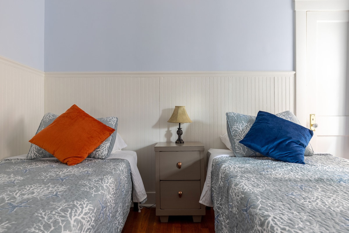 HotTub*No Cleaning Fee! Walk to Park & Restaurants