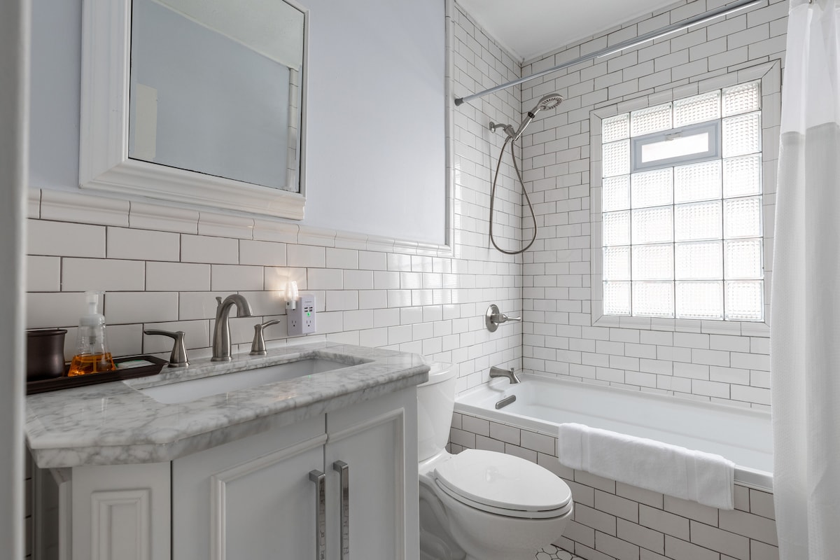HotTub*No Cleaning Fee! Walk to Park & Restaurants