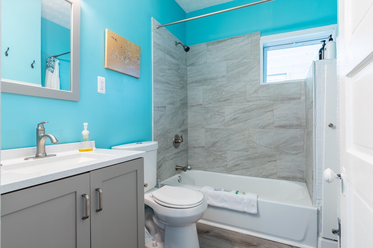 Huge 2nd Floor*No Cleaning Fee! Walk to Park/Shops