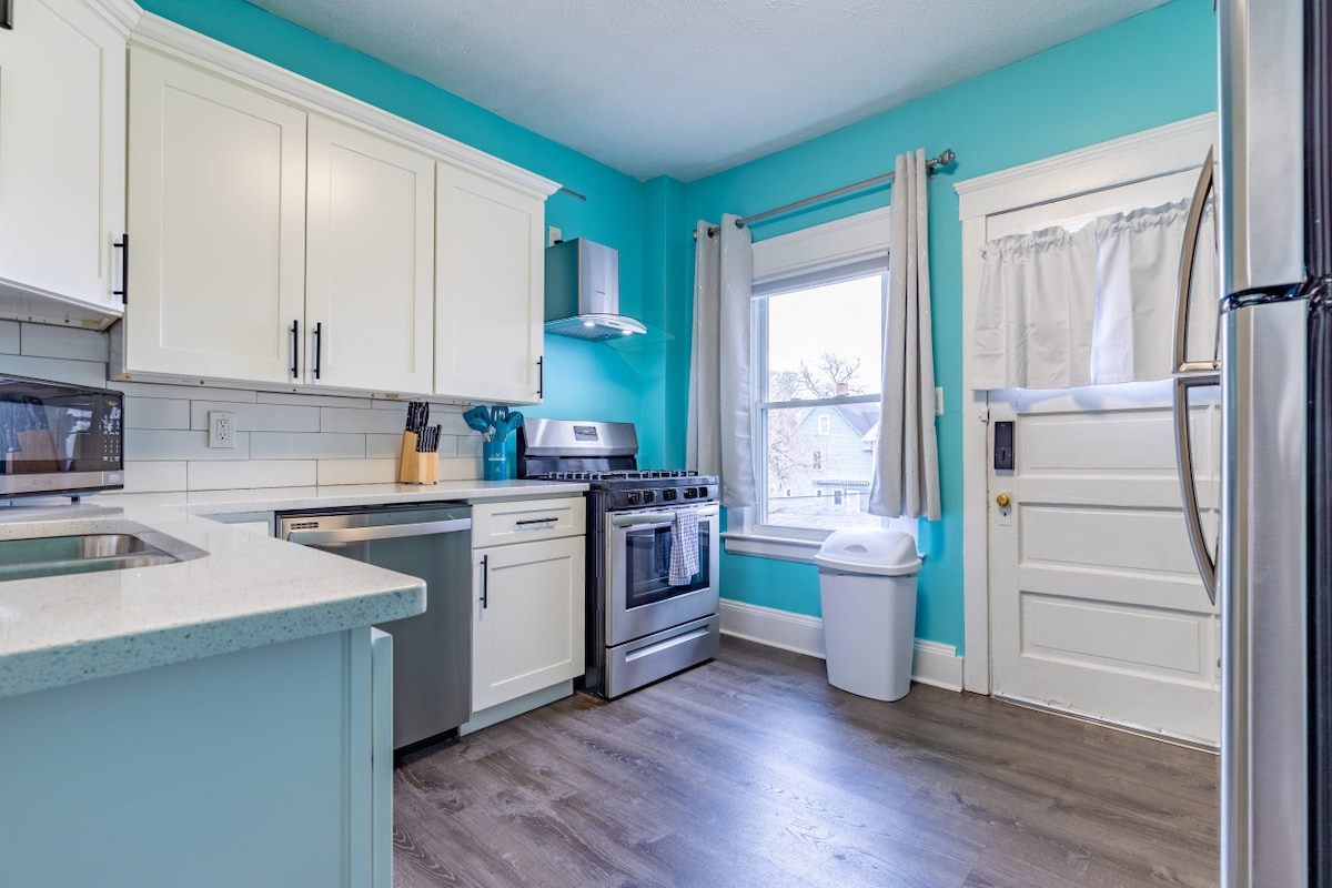 Huge 2nd Floor*No Cleaning Fee! Walk to Park/Shops